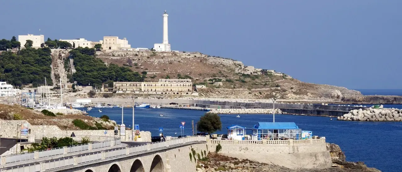 Il faro di Punta Meliso e il viadotto sul porto di Santa Maria di Leuca
