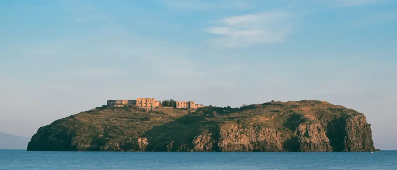 L'isola di Santo Stefano vista dal mare, nell'arcipelago pontino al largo di Gaeta