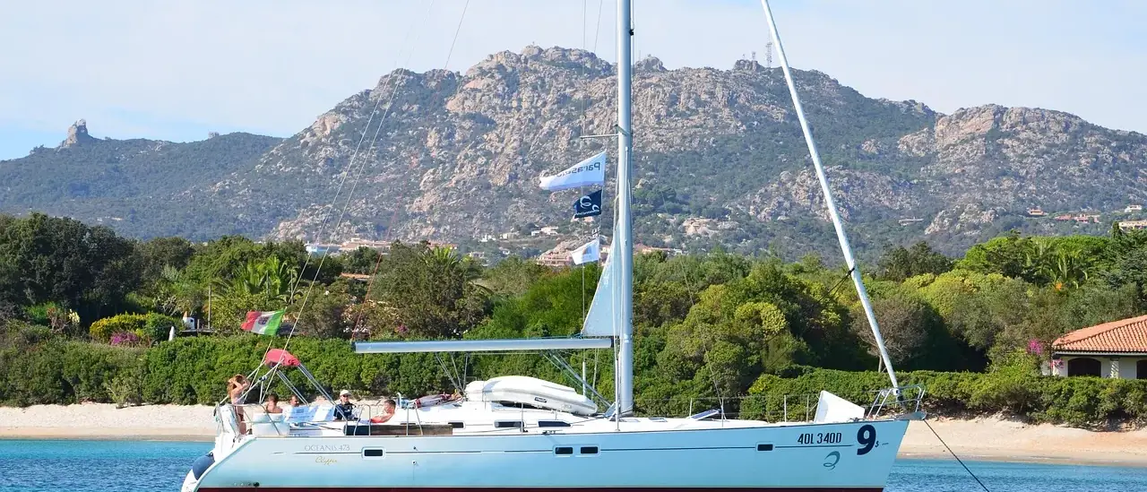 Un veliero all'ancora in una cala della Sardegna
