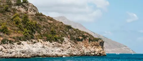 Costa verde e rocciosa di Scopello sul Golfo di Castellammare con mare blu
