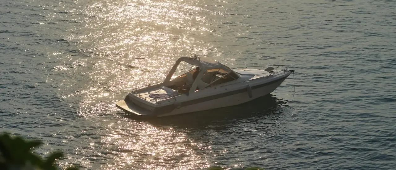 Una barca a motore nelle acque al largo di Siracusa, Sicilia orientale