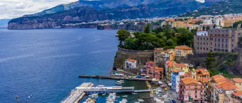 La costa di Sorrento con il porto e le barche viste dal mare