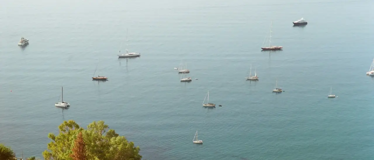Barche a vela ancorate al largo della costa siciliana