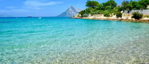 L'isola di Tavolara vista dal mare turchese, al largo della costa di San Teodoro