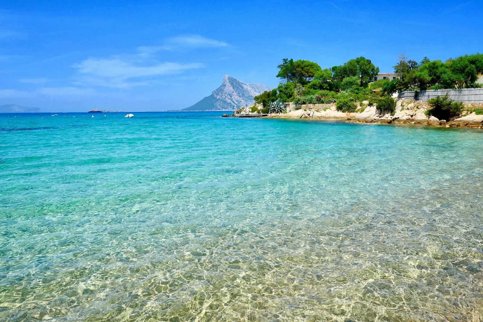 L'isola di Tavolara vista dal mare turchese, al largo della costa di San Teodoro