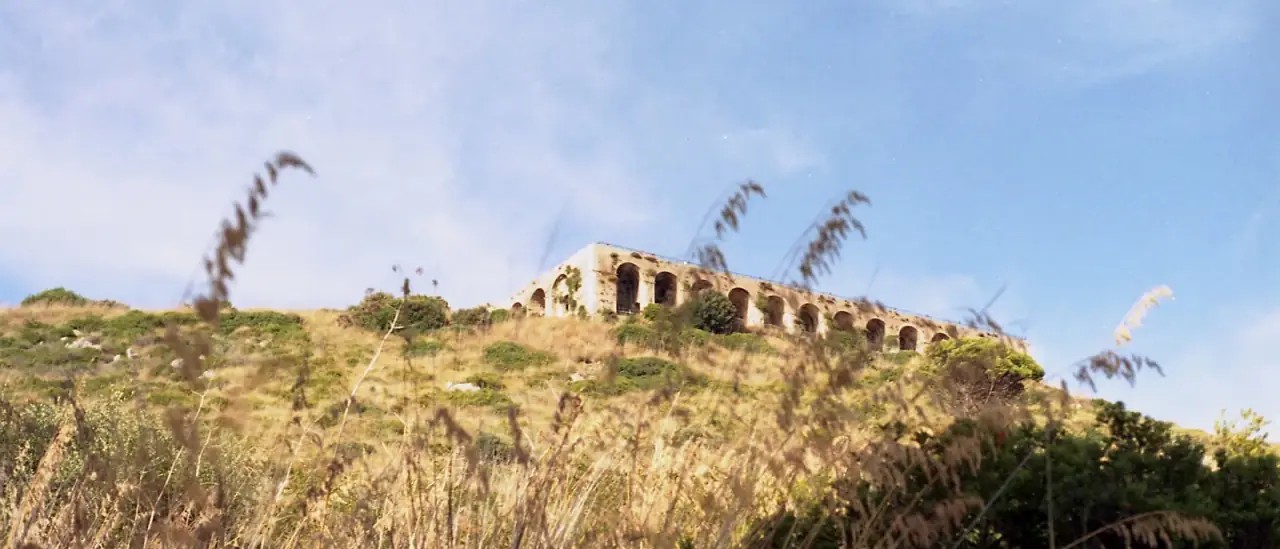 Le arcate del basamento a terrazza del Tempio di Giove Anxur viste dal pendio del Monte Sant'Angelo a Terracina