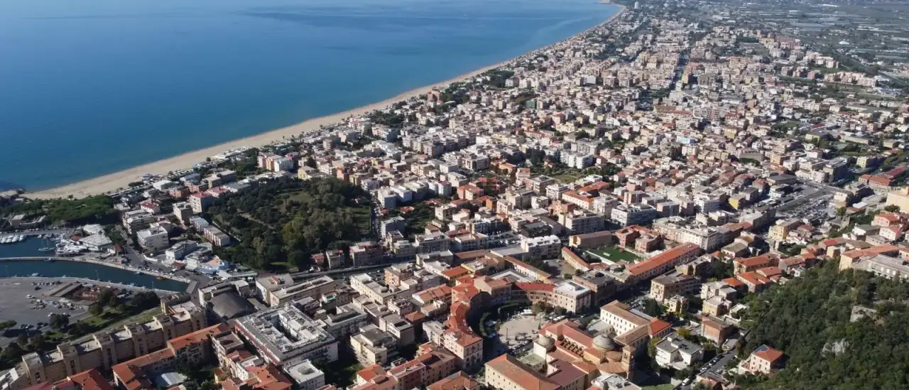 Vista aerea di Terracina con il litorale e la città affacciata sul mare