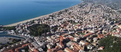Vista aerea di Terracina con il litorale e la città affacciata sul mare