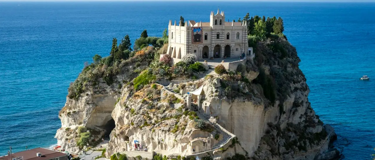 Il santuario di Santa Maria dell'Isola sulla rupe di Tropea, a picco sul mare del Tirreno
