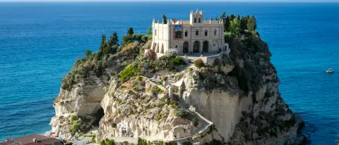 Il santuario di Santa Maria dell'Isola sulla rupe di Tropea, a picco sul mare del Tirreno