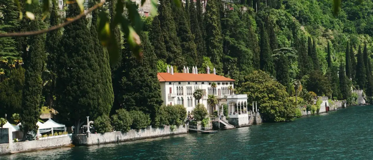 Villa Monastero a Varenna vista dal Lago di Como, tra cipressi e giardini a picco sull'acqua