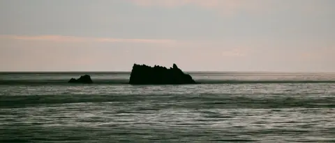 Uno scoglio al largo dell'isola di Ventotene al tramonto, nel Mar Tirreno