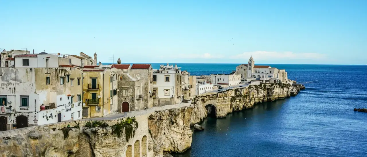 Il borgo di Vieste a picco sulla scogliera del Gargano sul mare Adriatico