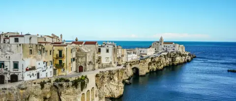 Il borgo di Vieste a picco sulla scogliera del Gargano sul mare Adriatico