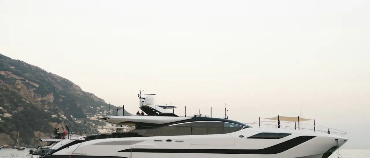 Motoryacht moderno in navigazione al largo di una costa mediterranea