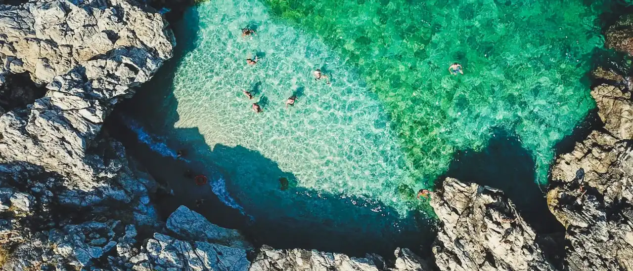 Cala turchese della Riserva dello Zingaro vista dall'alto con acqua cristallina e costa rocciosa